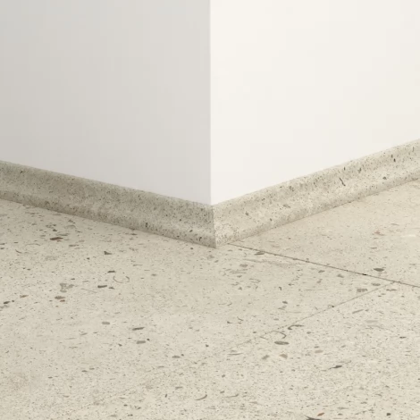 ПВХ плинтус скоция Quick-Step Scotia QSVSCOT40275 в цвет декора пола Бетон устричный (Oyster concrete) AVMTU40275