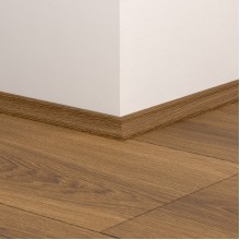 ПВХ плинтус скоция Quick-Step Scotia QSVSCOT40315 в цвет декора пола Эко карамельный (Botanic caramel oak) AVMPU40315 / AVHBU40364