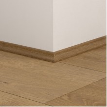 ПВХ плинтус скоция Quick-Step Scotia QSVSCOT40317 в цвет декора пола Дуб элегантный дымчатый (Elegant oak fumed) AVMPU40317