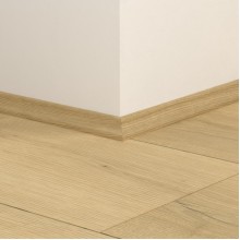 ПВХ плинтус скоция Quick-Step Scotia QSVSCOT40319 в цвет декора пола Дуб бежевый брашированный (Brushed oak beige) AVMPU40319 ПВХ плинтус скоция Quick-Step Scotia QSVSCOT40319 в цвет декора пола Дуб бежевый брашированный (Brushed oak beige) AVMPU40319