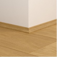 ПВХ плинтус скоция Quick-Step Scotia QSVSCOT40320 в цвет декора пола Дуб береговой медовый (Coast oak honey) AVSPT40320 / AVSPU40320