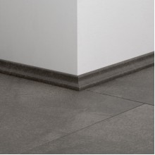 ПВХ плинтус скоция Quick-Step Scotia QSVSCOT40326 в цвет декора пола Мягкий графит (Soft graphite) AVMTU40326