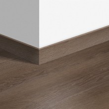 Виниловый плинтус Quick-Step стандартный Дуб плетеный коричневый (Braided oak brown) QSVSK40078 (PUGP40078 PUCL40078) 58 x 12 мм