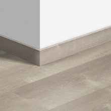 Виниловый плинтус Quick-Step стандартный Дуб песчаный теплый серый (Sand storm oak warm grey) QSVSK40083 (PUGP40083 PUCL40083) 58 x 12 мм