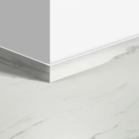 Виниловый плинтус Quick-Step стандартный Мрамор каррарский белый (Marble Carrara White) QSVSK40136 (AMCL40136 AMGP40136 AVST40136 RAMCL40136) 58 x 12 мм