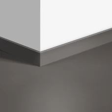 Виниловый плинтус Quick-Step стандартный Шлифованный бетон серый (Minimal Medium Grey) QSVSK40140 (AMCL40140 AMGP40140) 58 x 12 мм