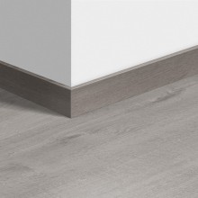 Виниловый плинтус Quick-Step стандартный Дуб хлопковый светло-серый (Cotton Oak Cold Grey) QSVSK40201 (PUGP40201 PUCL40201 AVMP40201 RPUCL40201) 58 x 12 мм