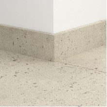 ПВХ плинтус стандартный Quick-Step Standard skirting QSVSK40275 в цвет декора пола Бетон устричный (Oyster concrete) AVMTU40275