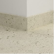 ПВХ плинтус стандартный Quick-Step Standard skirting QSVSK40276 в цвет декора пола Бетон галечный (Pebble concrete) AVMTU40276