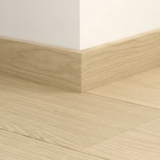 ПВХ плинтус стандартный Quick-Step Standard skirting QSVSK40277 в цвет декора пола Дуб молочный (Buttermilk oak) AVSPT40277 / AVSPU40277