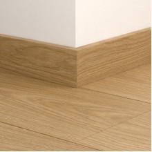 ПВХ плинтус стандартный Quick-Step Standard skirting QSVSK40278 в цвет декора пола Дуб пряничный (Gingerbread oak) AVSPT40278 / AVSPU40278