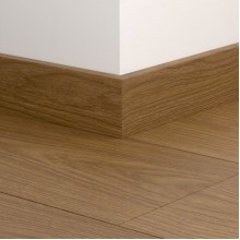ПВХ плинтус стандартный Quick-Step Standard skirting QSVSK40279 в цвет декора пола Дуб какао (Cocoa oak) AVSPT40279 / AVSPU40279