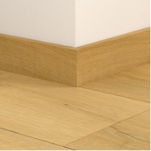 ПВХ плинтус стандартный Quick-Step Standard skirting QSVSK40318 в цвет декора пола Дуб медовый брашированный (Brushed oak honey) AVMPU40318