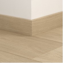 ПВХ плинтус стандартный Quick-Step Standard skirting QSVSK40322 в цвет декора пола Дуб береговой песчаный (Coast oak sand) AVSPT40322 / AVSPU40322