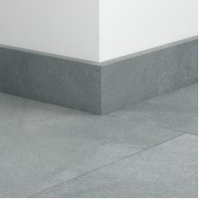 ПВХ плинтус стандартный Quick-Step Standard skirting QSVSK40325 в цвет декора пола Мягкий небесный (Soft sky) AVMTU40325
