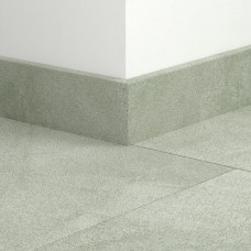 ПВХ плинтус стандартный Quick-Step Standard skirting QSVSK40334 в цвет декора пола Мягкий шалфей (Soft sage) AVMTU40334