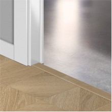 HDF профиль-порог для пола и лестниц Quick-Step Incizo 5 in 1 QSINCP04142 в цвет декора ламината Дуб песочный брашированный (Sand oak) IPA4142