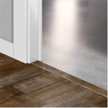 ПВХ профиль-порог для пола и лестниц Quick-Step Incizo 5 in 1 в цвет винилового покрытия Коричневая сосна (Brown pine) QSVINCP40075 (AVMP40075-PUCL40075-PUGP40075) ПВХ профиль-порог для пола и лестниц Quick-Step Incizo 5 in 1 в цвет винилового покрытия Коричневая сосна (Brown pine) QSVINCP40075 (AVMP40075-PUCL40075-PUGP40075)