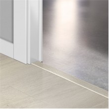 ПВХ профиль-порог для пола и лестниц Quick-Step Incizo 5 in 1 в цвет винилового покрытия Дуб морской светлый (Light sea oak) QSVINCP40079 (AVMP40079-PUCL40079-PUGP40079)