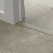 ПВХ профиль-порог для пола и лестниц Quick-Step Incizo 5 in 1 QSVINCP40273 в цвет декора пола Бетон облачный (Cloudy concrete) AVMTU40273