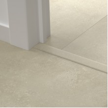 ПВХ профиль-порог для пола и лестниц Quick-Step Incizo 5 in 1 QSVINCP40274 в цвет декора пола Бетон песчаный (Sandstone concrete) AVMTU40274