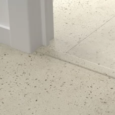 ПВХ профиль-порог для пола и лестниц Quick-Step Incizo 5 in 1 QSVINCP40275 в цвет декора пола Бетон устричный (Oyster concrete) AVMTU40275